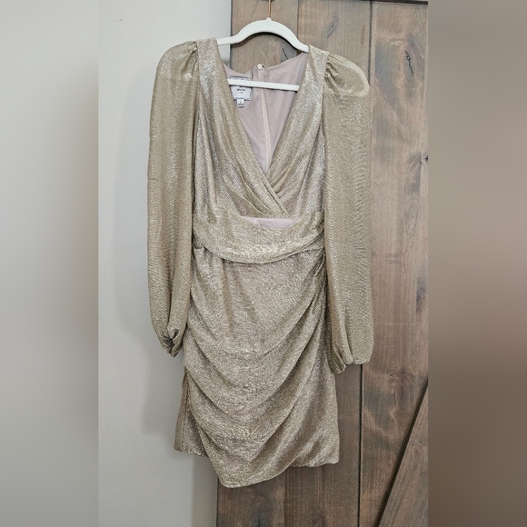 DB Studio Long Sleeve Metallic Mini with Plunge Neckline. Gold. Size 6 - Picture 7 of 16